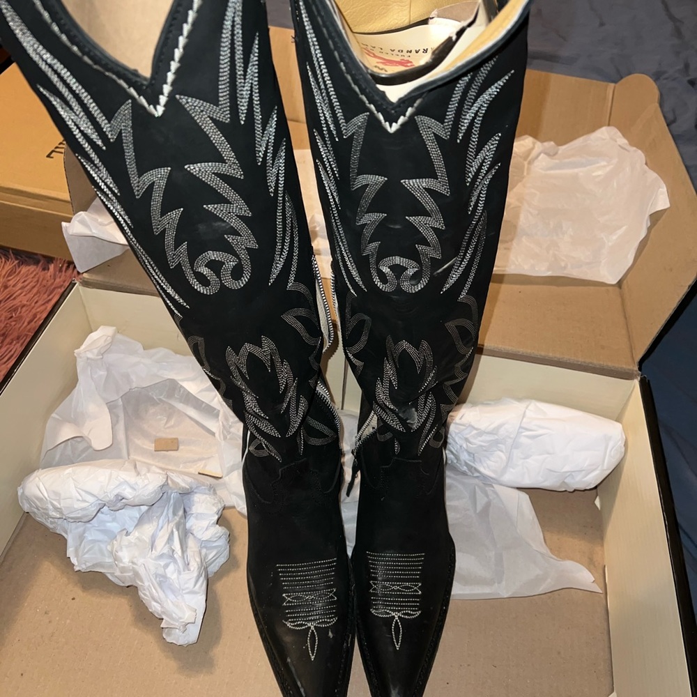 Miranda Lamberts Idyllwind black snip toe boots